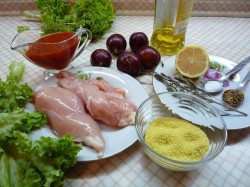 Салат из куриной грудки со сливами и кускусом