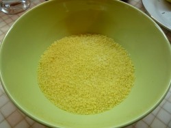 Салат из куриной грудки со сливами и кускусом