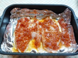 Салат из куриной грудки со сливами и кускусом