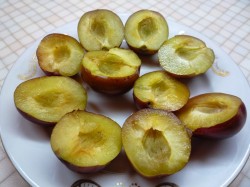 Салат из куриной грудки со сливами и кускусом