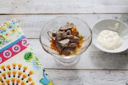 Салат из куриной печени с морковью