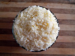 название картинки Салат из куриной печени слоеный