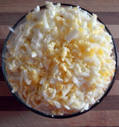 название картинки Салат из куриной печени слоеный