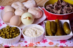 название картинки Салат из куриных желудков с луком и грибами