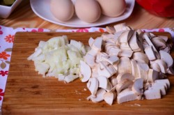 название картинки Салат из куриных желудков с луком и грибами