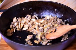 название картинки Салат из куриных желудков с луком и грибами