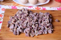 название картинки Салат из куриных желудков с луком и грибами