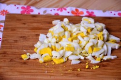 название картинки Салат из куриных желудков с луком и грибами