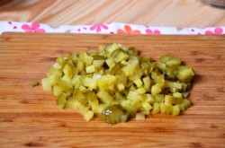 название картинки Салат из куриных желудков с луком и грибами