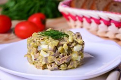 название картинки Салат из куриных желудков с луком и грибами
