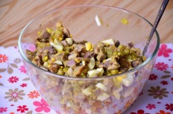 название картинки Салат из куриных желудков с луком и грибами