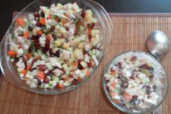 название картинки Салат из копченой куриной грудки с фасолью и огурцами