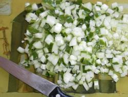 название картинки Салат из копченой куриной грудки с фасолью и огурцами