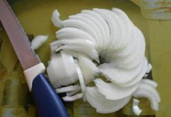 название картинки Салат из копченой куриной грудки с фасолью и огурцами