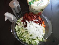 название картинки Салат из копченой куриной грудки с фасолью и огурцами