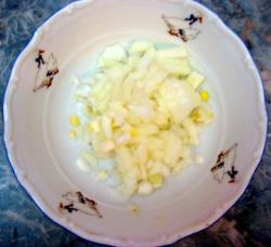 Салат из куриного филе, сыра и яиц