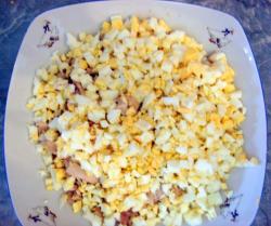 Салат из куриного филе, сыра и яиц