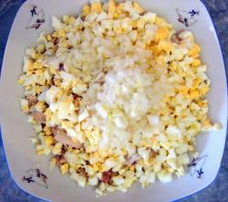 Салат из куриного филе, сыра и яиц