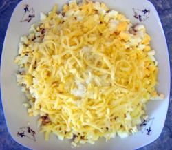 Салат из куриного филе, сыра и яиц