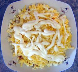 Салат из куриного филе, сыра и яиц