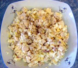 Салат из куриного филе, сыра и яиц