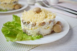 Салат курица с грибами и сыром слоями