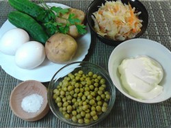 Салат из квашеной капусты с картошкой огурцами - шаг 1