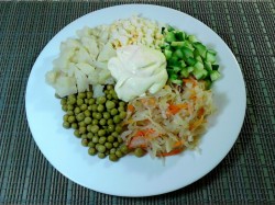 Салат из квашеной капусты с картошкой огурцами - шаг 7