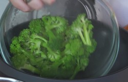 Салат из брокколи с орехами и клюквой