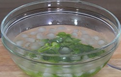 Салат из брокколи с орехами и клюквой