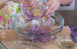 Салат из брокколи с орехами и клюквой