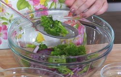 Салат из брокколи с орехами и клюквой