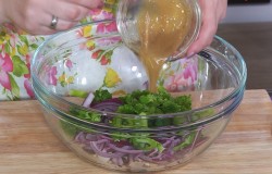 Салат из брокколи с орехами и клюквой