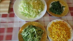 название картинки Салат из молодой капусты с кукурузой и огурцами