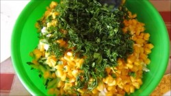 название картинки Салат из молодой капусты с кукурузой и огурцами