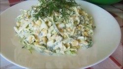название картинки Салат из молодой капусты с кукурузой и огурцами