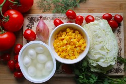 Салат из молодой капусты с моцареллой и помидорами черри