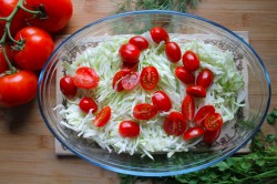 Салат из молодой капусты с моцареллой и помидорами черри