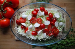 Салат из молодой капусты с моцареллой и помидорами черри