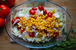 Салат из молодой капусты с моцареллой и помидорами черри