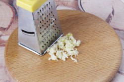 название картинки Салат из моркови с чесноком и сыром