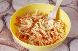 название картинки Салат из моркови с чесноком и сыром