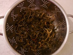 название картинки Салат из морской капусты плюс яйцо чеснок