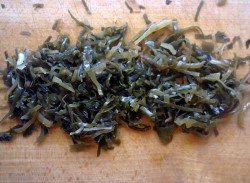 название картинки Салат из морской капусты плюс яйцо чеснок