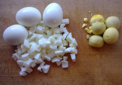 название картинки Салат из морской капусты плюс яйцо чеснок