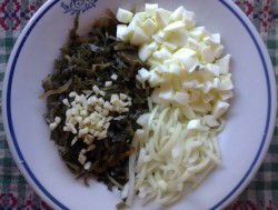 название картинки Салат из морской капусты плюс яйцо чеснок