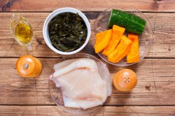 Салат с морской капустой и кальмарами