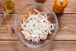 Салат с морской капустой и кальмарами