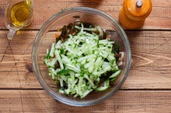 Салат с морской капустой и кальмарами