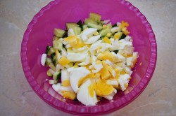 название картинки Салат из огурцов авокадо яйца